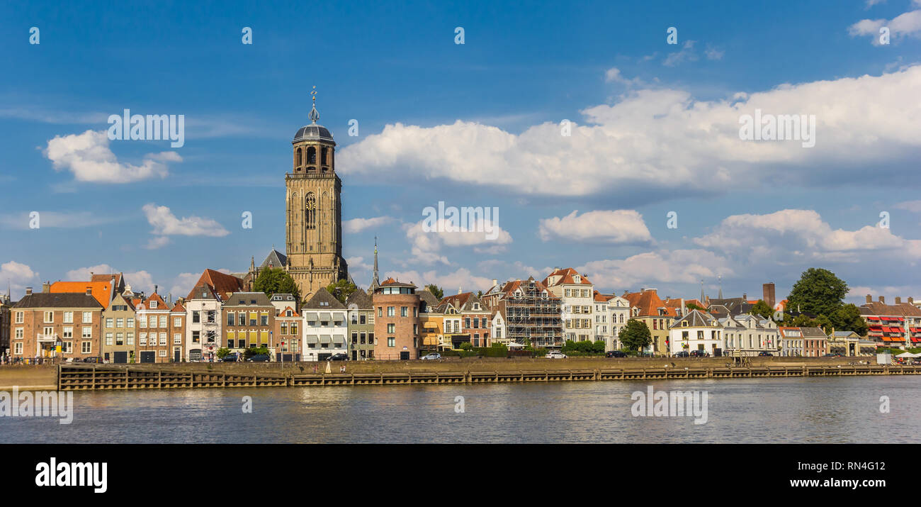 Panorama von Deventer und er Fluss IJssel in den Niederlanden Stockfoto