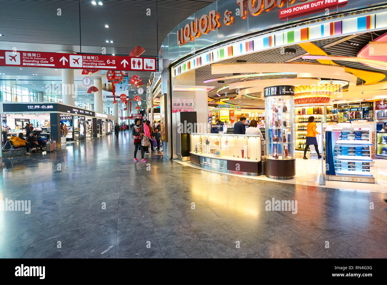 MACAO, CHINA - 17. FEBRUAR 2016: Innenseite der Macau International Airport. Macau International Airport ist ein internationaler Flughafen in der speziellen Verwaltung Stockfoto