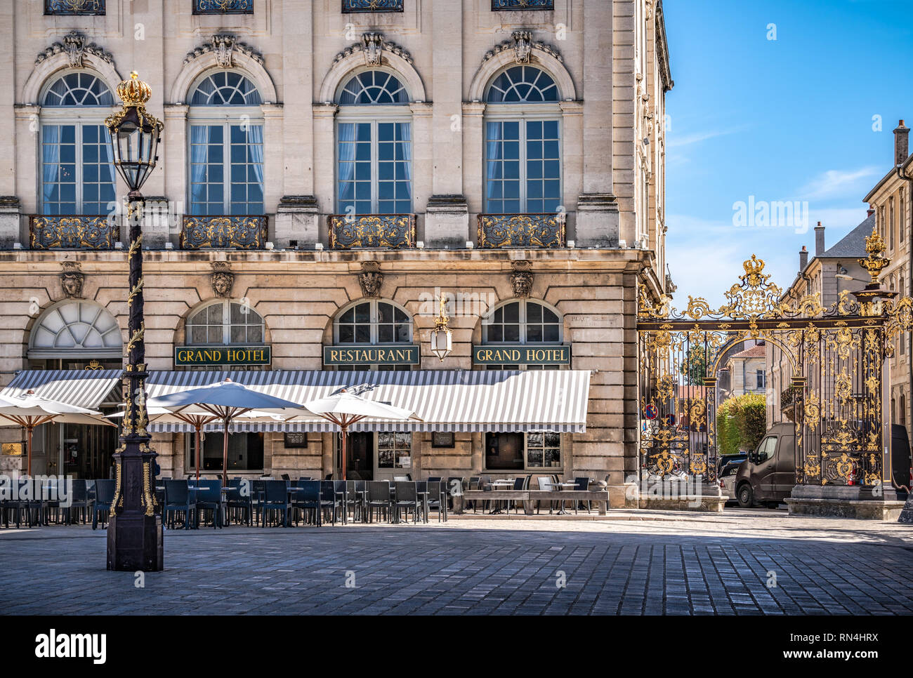 Elegante Café und Hotel mit Terrasse in der berühmten französischen Square, Place Stanislas in Nancy, Frankreich. Stockfoto