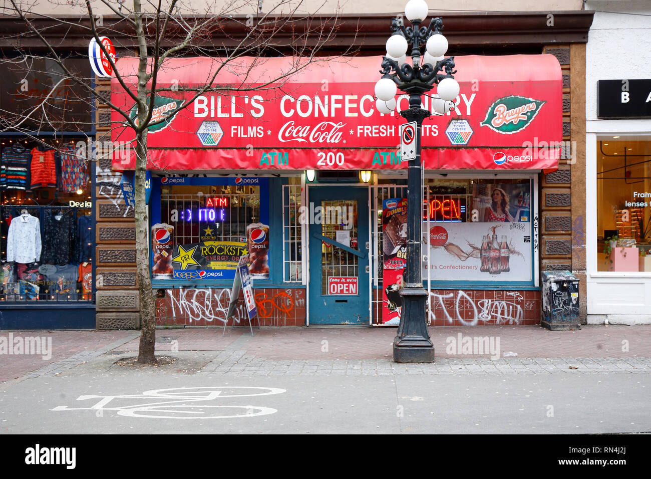 Ein Supermarkt in Gastown, der sich gegen die Entwicklungskräfte der Innenstadt in Vancouver, British Columbia, Kanada, wehrt Stockfoto