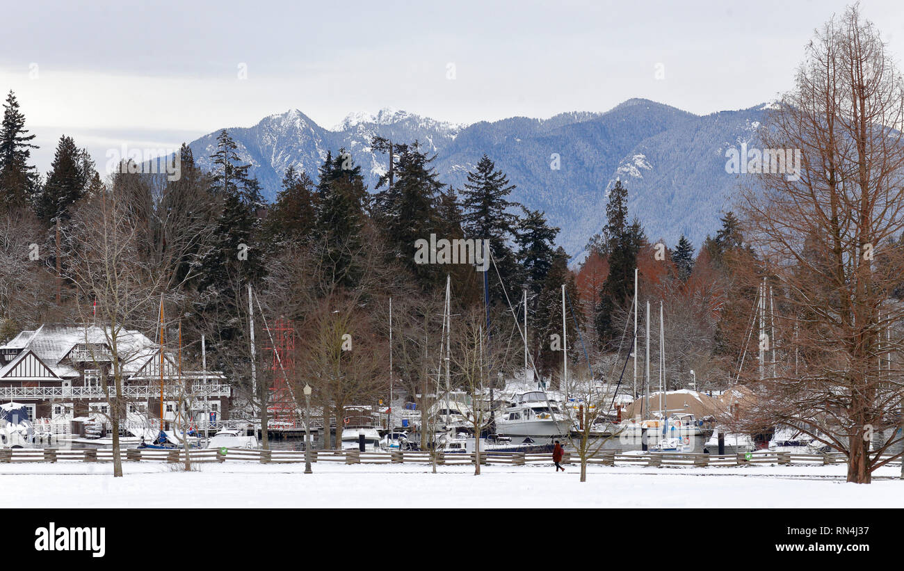 Stanley Park Hafen mit Berggipfeln im Norden Vancouvers im Hintergrund, Vancouver, British Columbia, Kanada Stockfoto
