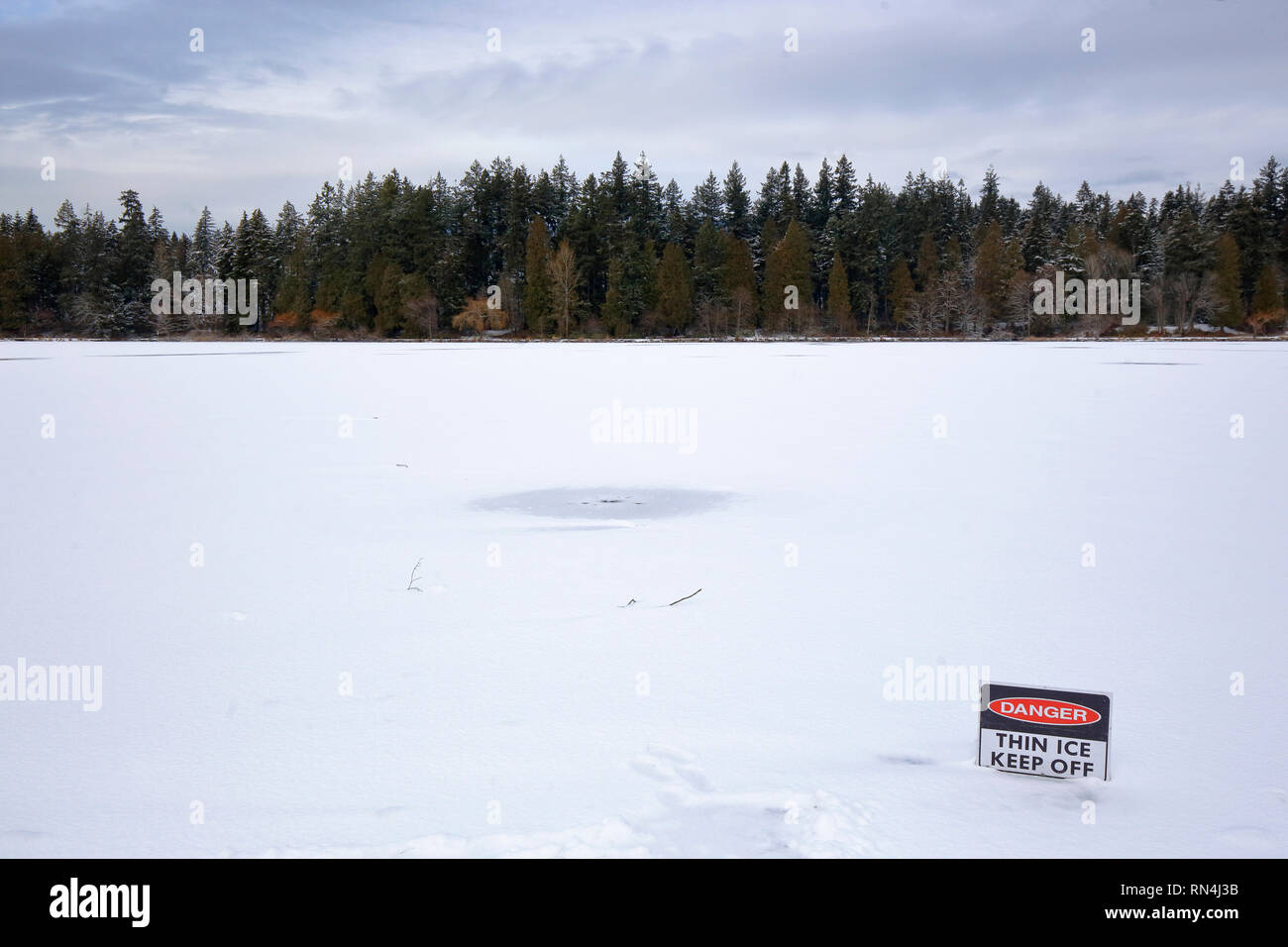 Eine „Gefahr, dünnes Eis!“ Unterschreiben Sie bei Lost Lagoon, Stanley Park, Vancouver, British Columbia, Kanada, Februar 2019. Stockfoto