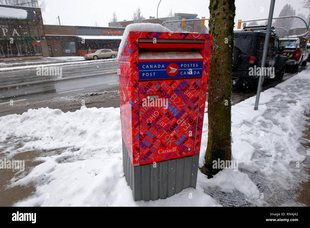 Eine Sammelbox der Canada Post im Schnee, Vancouver, British Columbia, Kanada Stockfoto