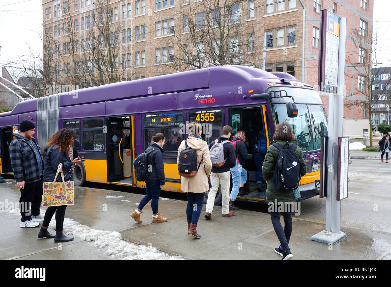 Menschen in Seattle Warteschlange an Bord eines King County 44 Bus zu Ballard Stockfoto