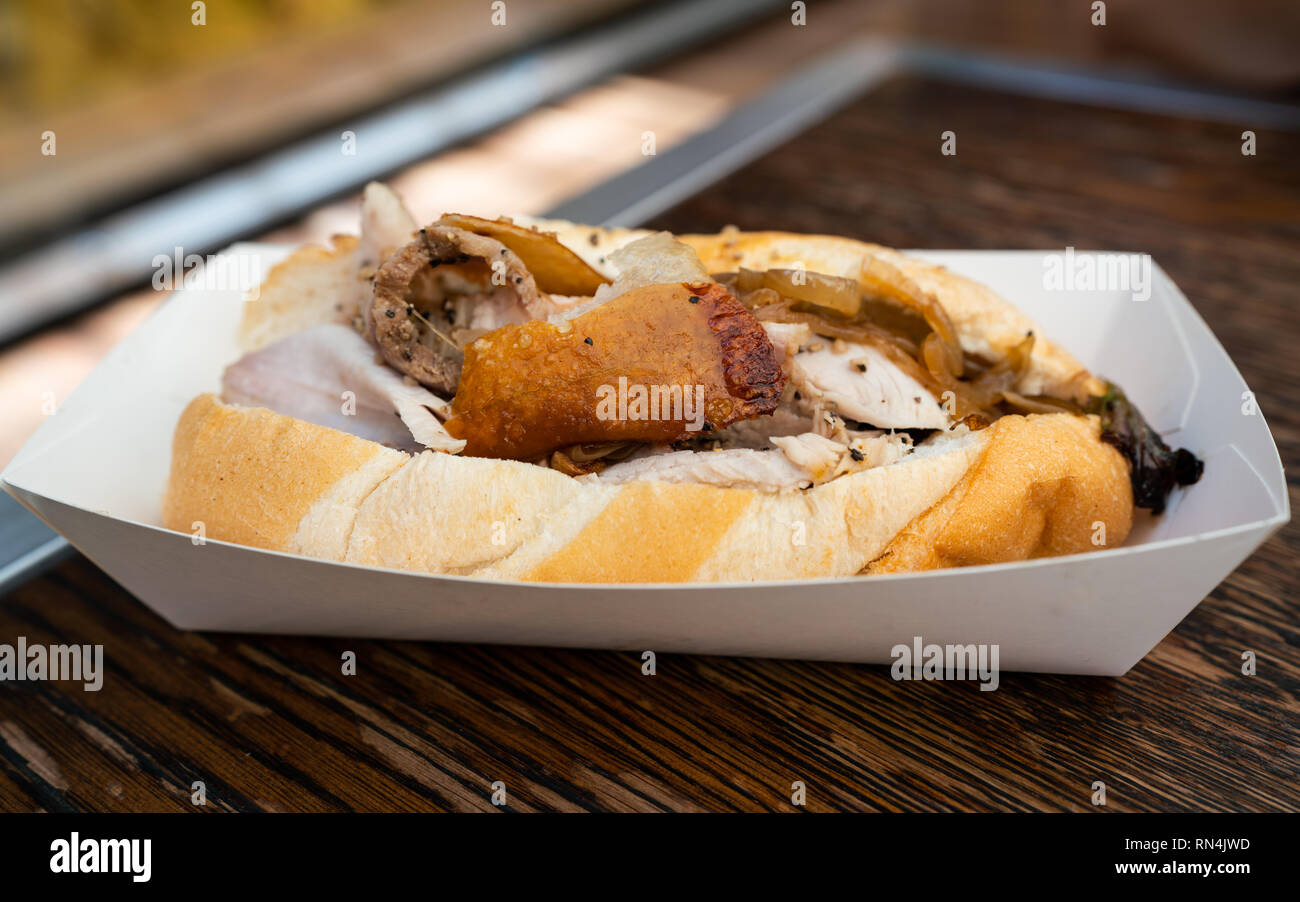 Zog pork bun Sandwich mit knusprigem Haut Nahaufnahme Stockfoto