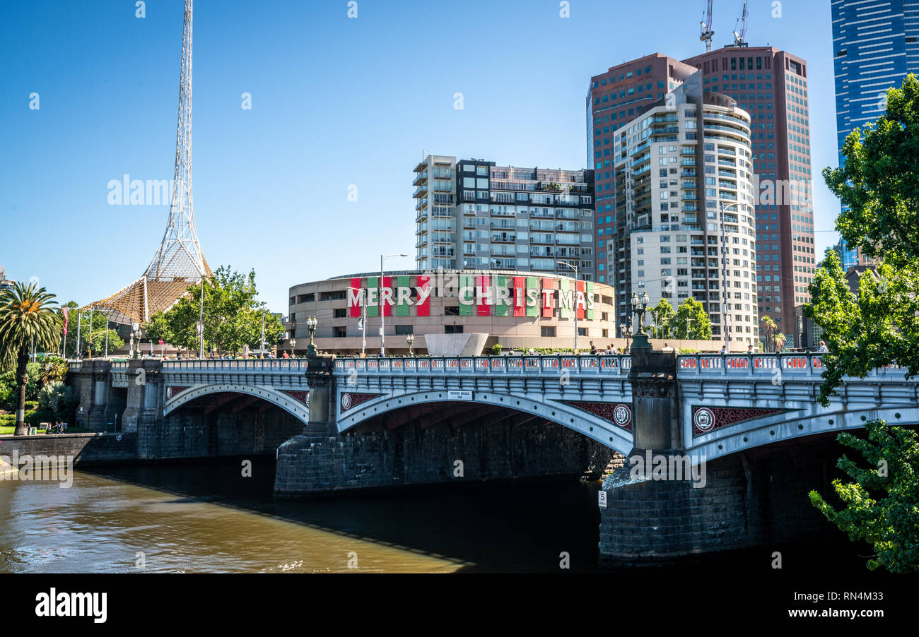 Mit Blick auf die Princes bridge während der Weihnachtszeit Zeit in Melbourne, Victoria, Australien Stockfoto
