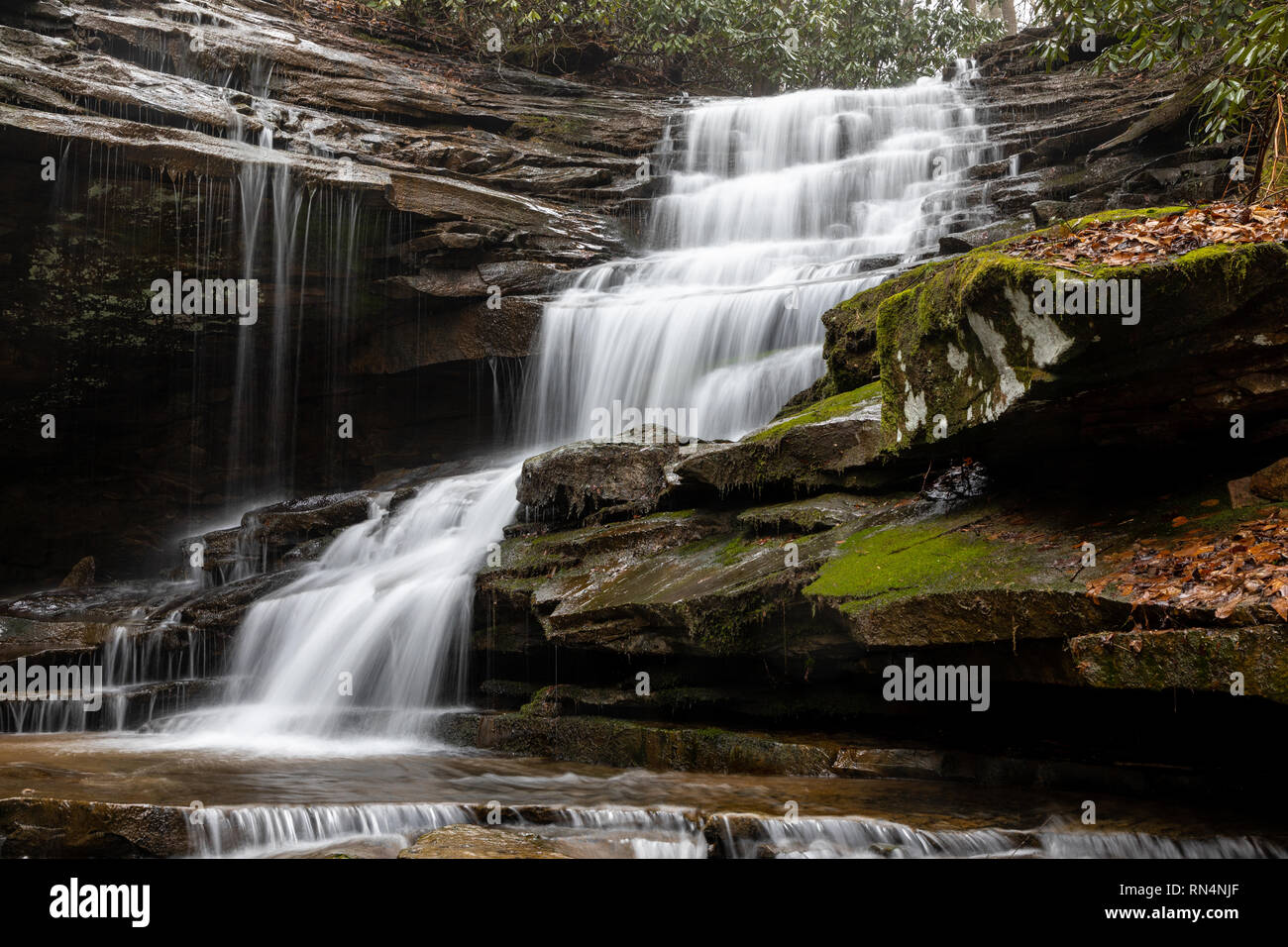 Wasserfall auf Turkey Creek innerhalb von Hawk's Nest State Park Fayette County WV entfernt Stockfoto