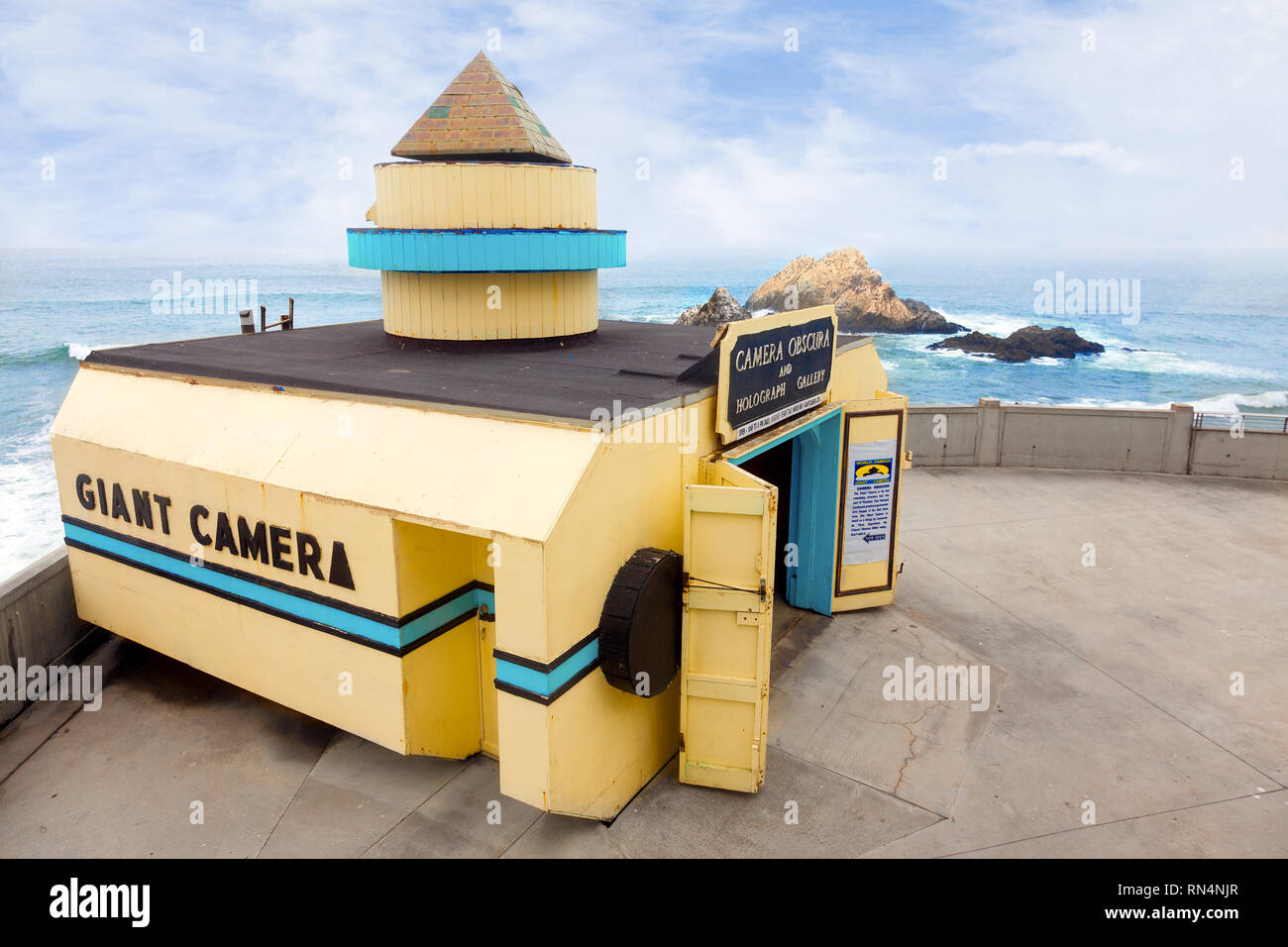 SAN FRANCISCO - Der Riese Kamera mit Blick auf das Meer am Strand. Eine touristische Attraktion seit 1946 ist es im National Register der Historischen Stätten. Stockfoto