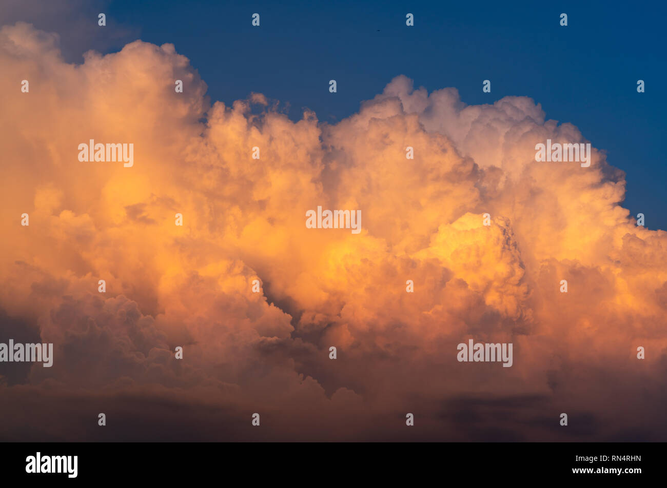 Blauer Himmel und weiße flauschige Wolken am Abendhimmel. Cumulus Wolken. Dramatischer Himmel und Wolken abstrakt Hintergrund. Warmes Wetter Hintergrund. Kunst Bild Stockfoto