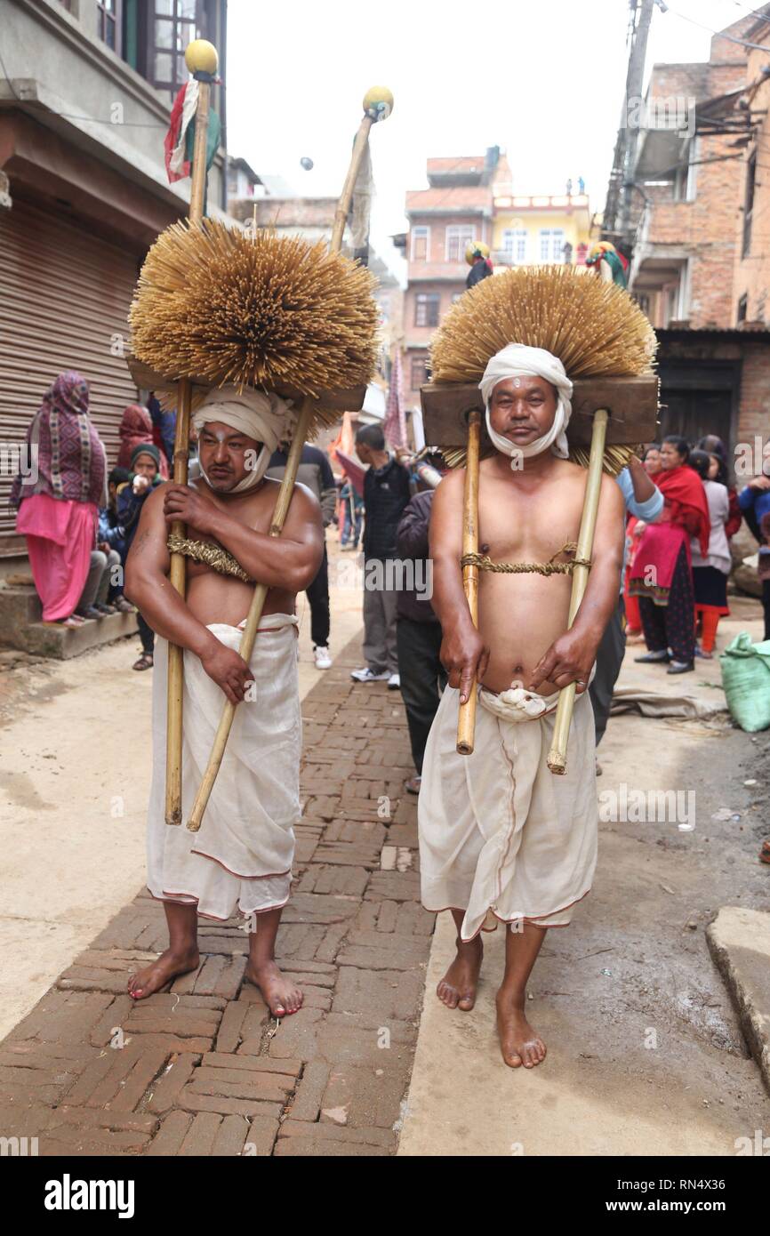 Kathmandu, Nepal. 16 Feb, 2019. Nepalesische Volk die Teilnahme an einem traditionellen religiösen Ritual Prozession der Madhav Narayan Festival in der Thecho in Lalitpur. Hindus beobachten Fasten und Beten zu Göttin Swasthani und Madhav Narayan für Langlebigkeit der Familie Wohlstand während des einmonatigen Festivals. Credit: Archana Shrestha/Pacific Press/Alamy leben Nachrichten Stockfoto