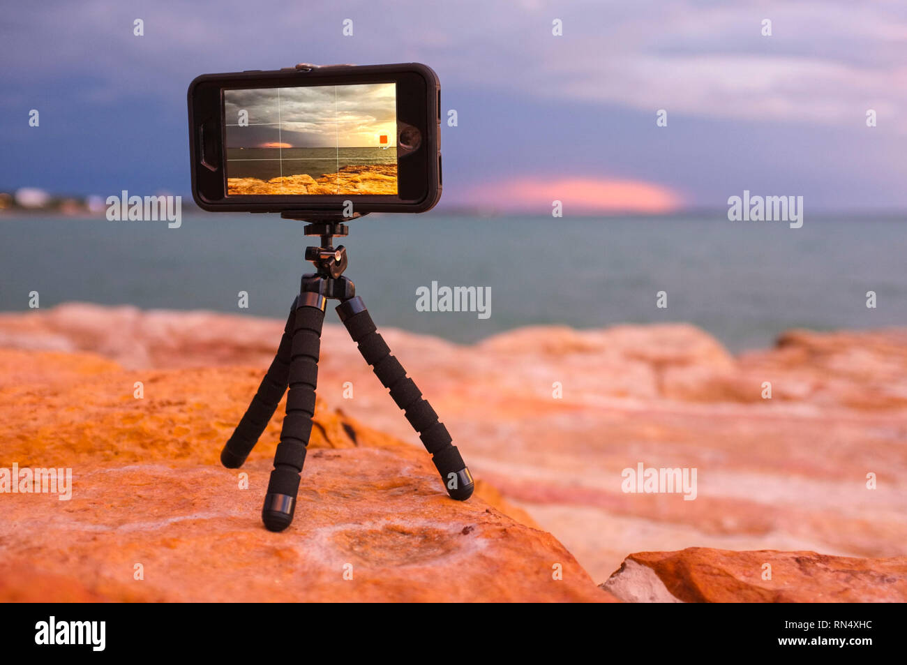 Handy auf einem Mini Stativ Aufnahme eines Time Lapse-Videorecorders bei East Point in Darwin, Northern Territory, Australien. Stockfoto