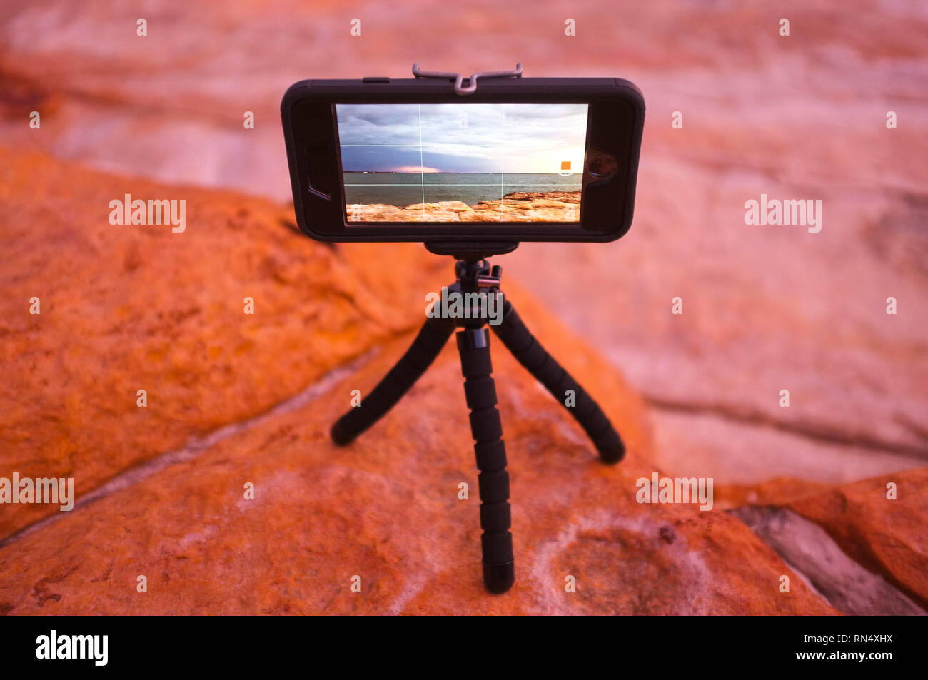 Handy auf einem Mini Stativ Aufnahme eines Time Lapse-Videorecorders bei East Point in Darwin, Northern Territory, Australien. Stockfoto