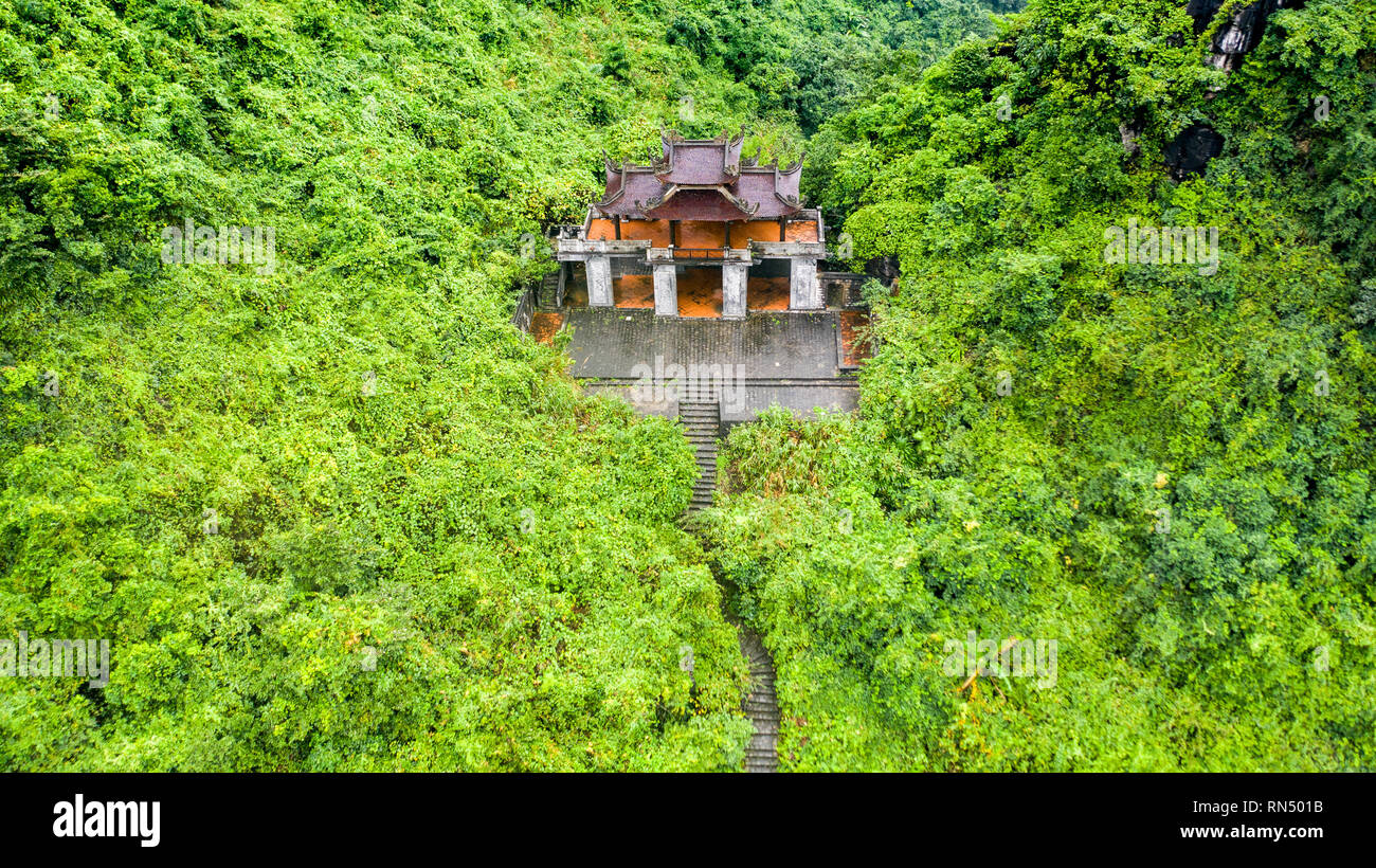 Tempel im Dschungel über dem Fluss, mit dem Boot erreicht, Ökotourismus Trang eine Bootstour, Ninh Binh, Vietnam Stockfoto