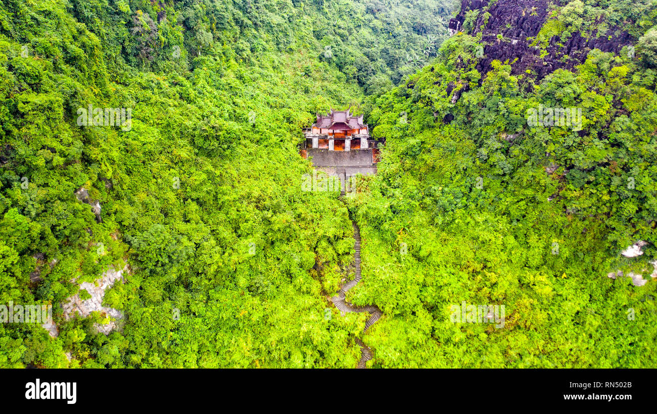 Tempel im Dschungel über dem Fluss, mit dem Boot erreicht, Ökotourismus Trang eine Bootstour, Ninh Binh, Vietnam Stockfoto