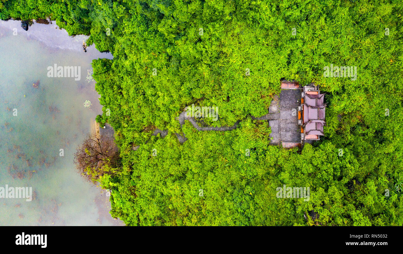 Tempel im Dschungel über dem Fluss, mit dem Boot erreicht, Ökotourismus Trang eine Bootstour, Ninh Binh, Vietnam Stockfoto