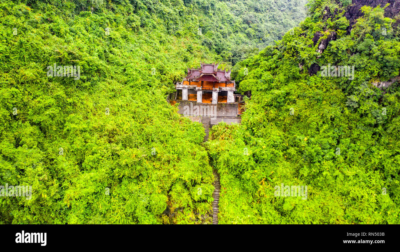 Tempel im Dschungel über dem Fluss, mit dem Boot erreicht, Ökotourismus Trang eine Bootstour, Ninh Binh, Vietnam Stockfoto