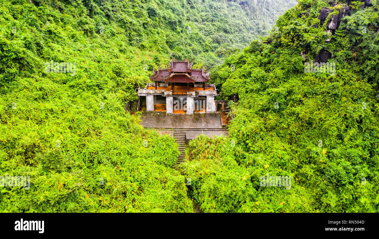 Tempel im Dschungel über dem Fluss, mit dem Boot erreicht, Ökotourismus Trang eine Bootstour, Ninh Binh, Vietnam Stockfoto
