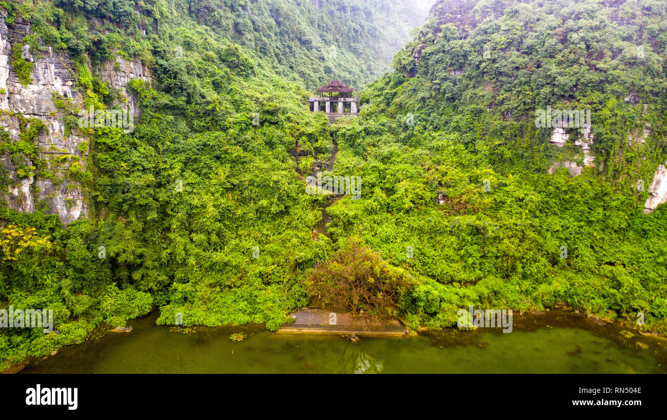 Tempel im Dschungel über dem Fluss, mit dem Boot erreicht, Ökotourismus Trang eine Bootstour, Ninh Binh, Vietnam Stockfoto