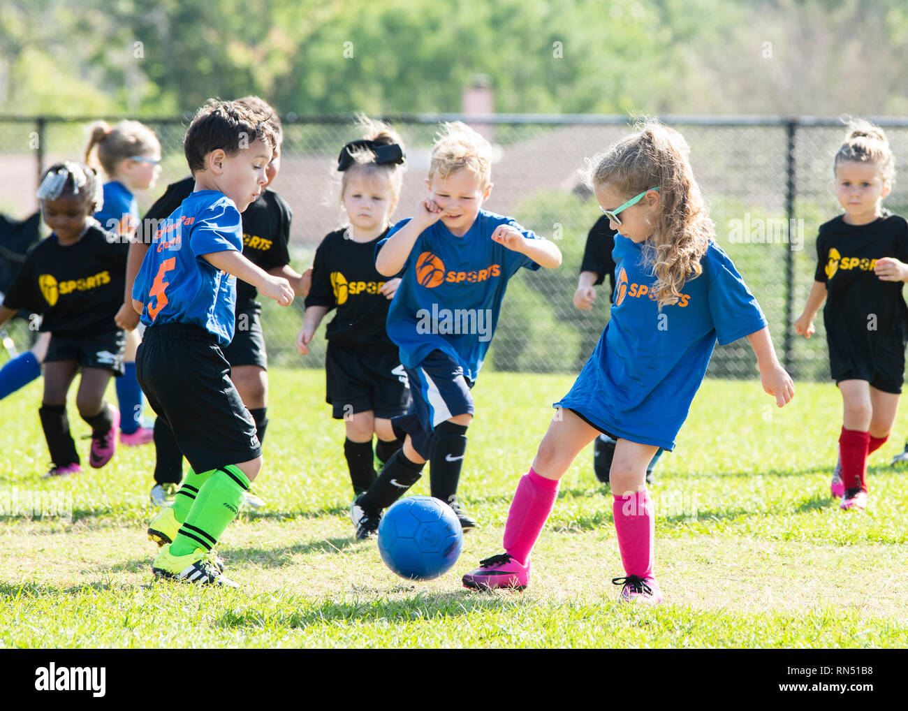 Jungen und Mädchen Fußball spielen. Sie sind 4 und 5 Jahre alt. Stockfoto