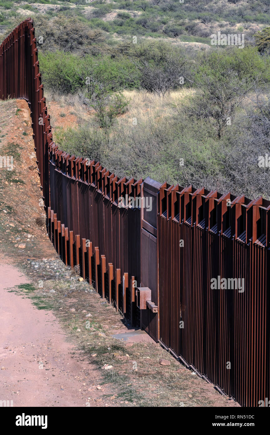 Uns Grenzzaun zu Mexiko Grenze, Poller Personensperre spezialisiert für besseres Wasser fließen, USA, östlich von Nogales Arizona, April 2018 Stockfoto