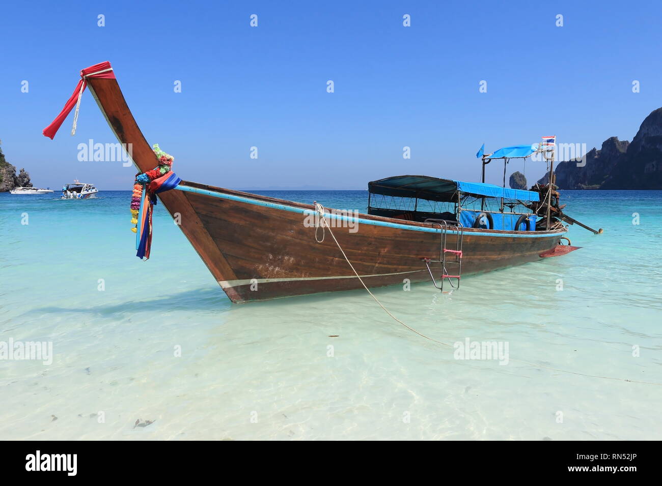 Long tail Boot und tropischen Strand auf der Insel Phi Phi Thailand Stockfoto