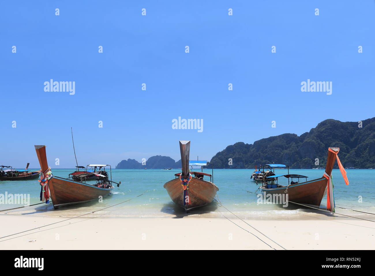 Long tail Boot und tropischen Strand auf der Insel Phi Phi Thailand Stockfoto