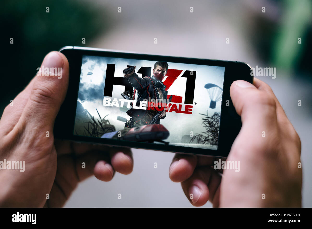 Nahaufnahme des iPhone Bildschirm mit H1 Z1 Battle Royale Mobile Spiel gespielt auf dem Smartphone Stockfoto