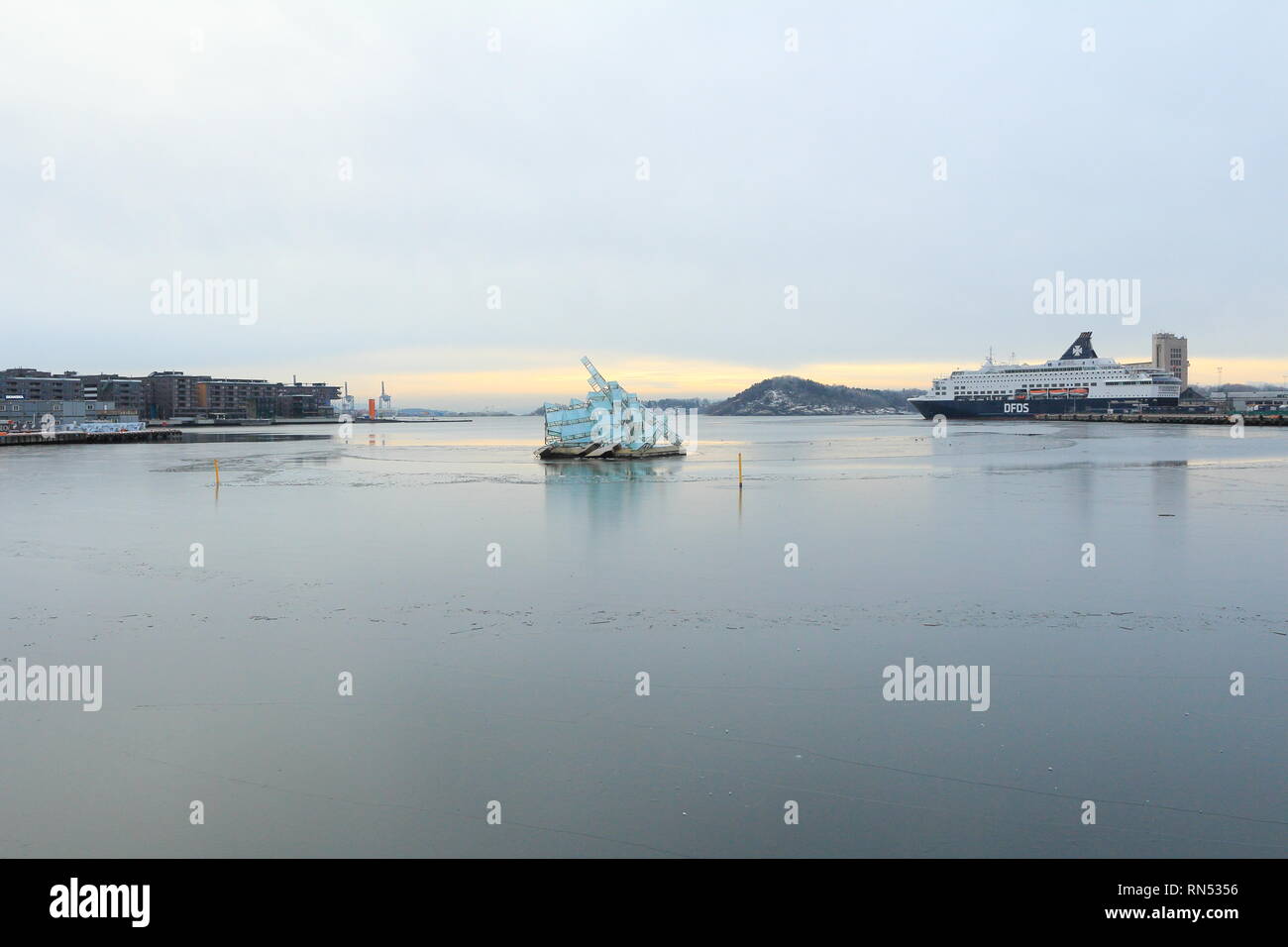 Oslo, Norwegen - 30. Dezember 2018: Sie liegt, Skulptur schwimmend im Wasser des Ozeans neben der Oper von Oslo, Norwegen. Stockfoto