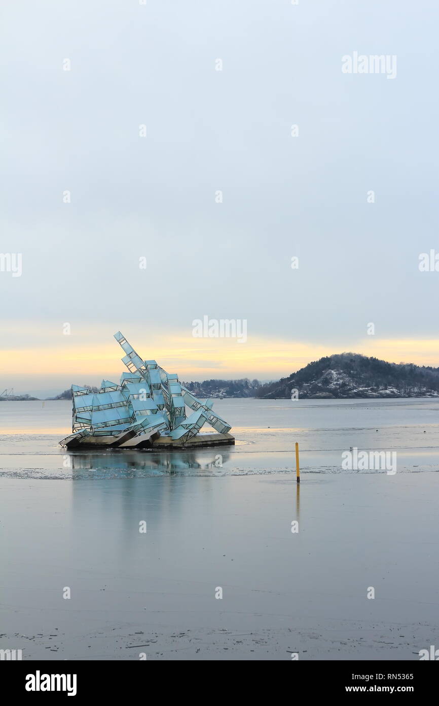 Oslo, Norwegen - 30. Dezember 2018: Sie liegt, Skulptur schwimmend im Wasser des Ozeans neben der Oper von Oslo, Norwegen. Stockfoto