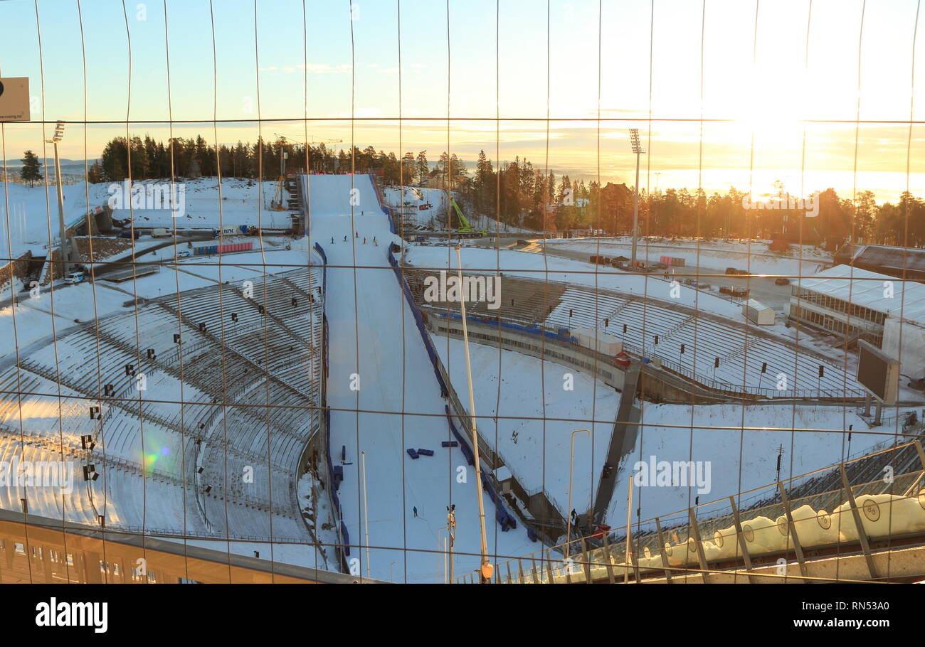 Oslo, Norwegen - 30. Dezember 2018: Holmenkollbakken ist eine große Sprungschanze am Holmenkollen in Oslo, Norwegen. Stockfoto