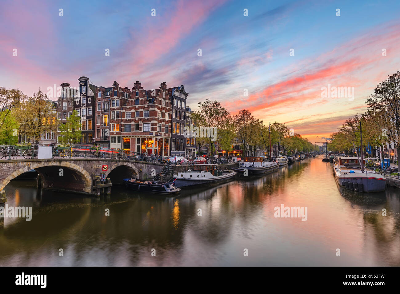 Amsterdam, Niederlande, Sonnenuntergang Skyline von Dutch House im Canal Waterfront Stockfoto