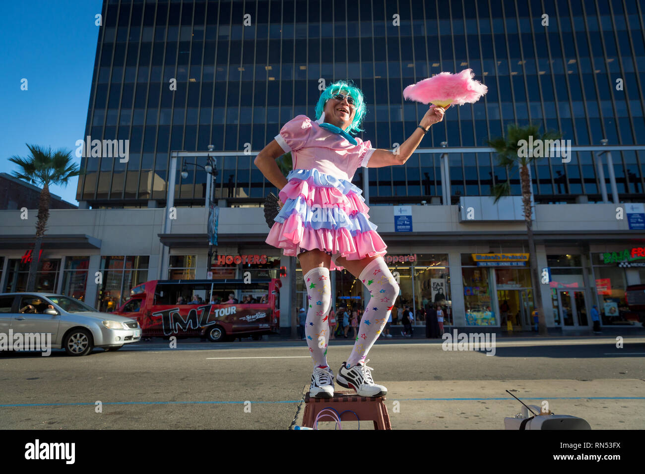 Performer tanzen in extravaganten Pastell Kostüm auf dem Hollywood Walk of Fame in Los Angeles, Kalifornien. Stockfoto
