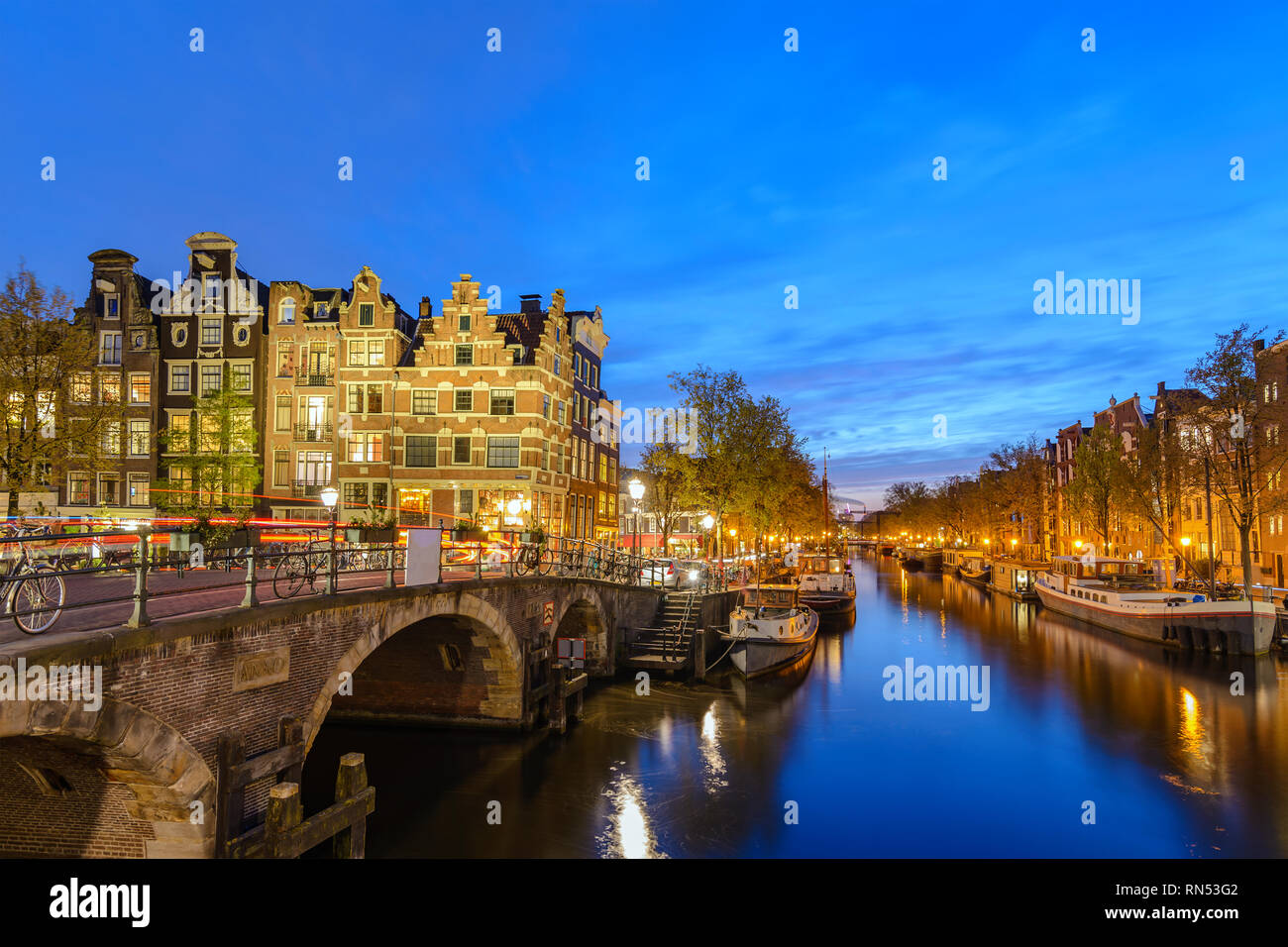 Amsterdam, Niederlande, Sonnenuntergang Skyline von Dutch House im Canal Waterfront Stockfoto