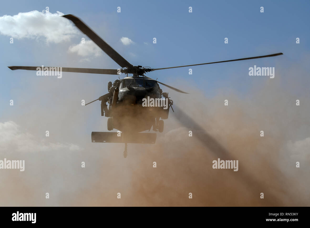 Ein US Air Force HH-60G Pavehawk Hubschrauber zur 303Rd Expeditionary Rescue Squadron zugeordnet, eingesetzt zur Unterstützung der Combined Joint Task Force - Horn von Afrika (CJTF-HOA), nimmt für den Bereich Ausbildung in Ostafrika, durchgeführt. Feb 9, 2019. CJTF-HOA ist eine multinationale Anstrengung für die Zusammenarbeit, die Bekämpfung des gewalttätigen Extremismus und Freizügigkeit in Ostafrika aktivieren, um amerikanische Interessen und unterstützen regionale Bemühungen zu verteidigen. (U.S. Air Force Foto: Staff Sgt. Corban D. Lundborg) Stockfoto