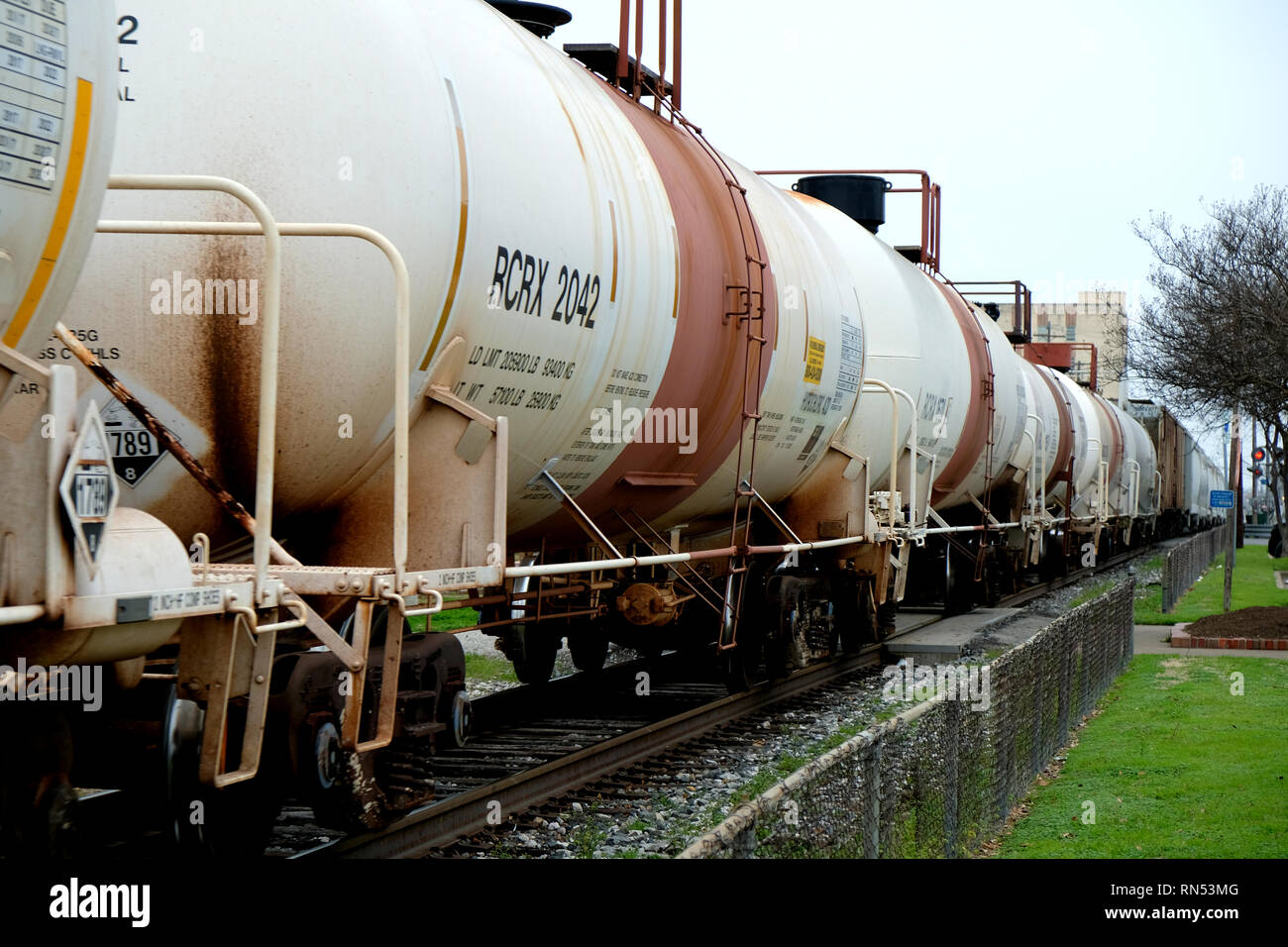 Güterzug mit Tanker Autos durch die Innenstadt von Bryan, Texas, USA vorbei; chemische Eisenbahn Autos. Stockfoto