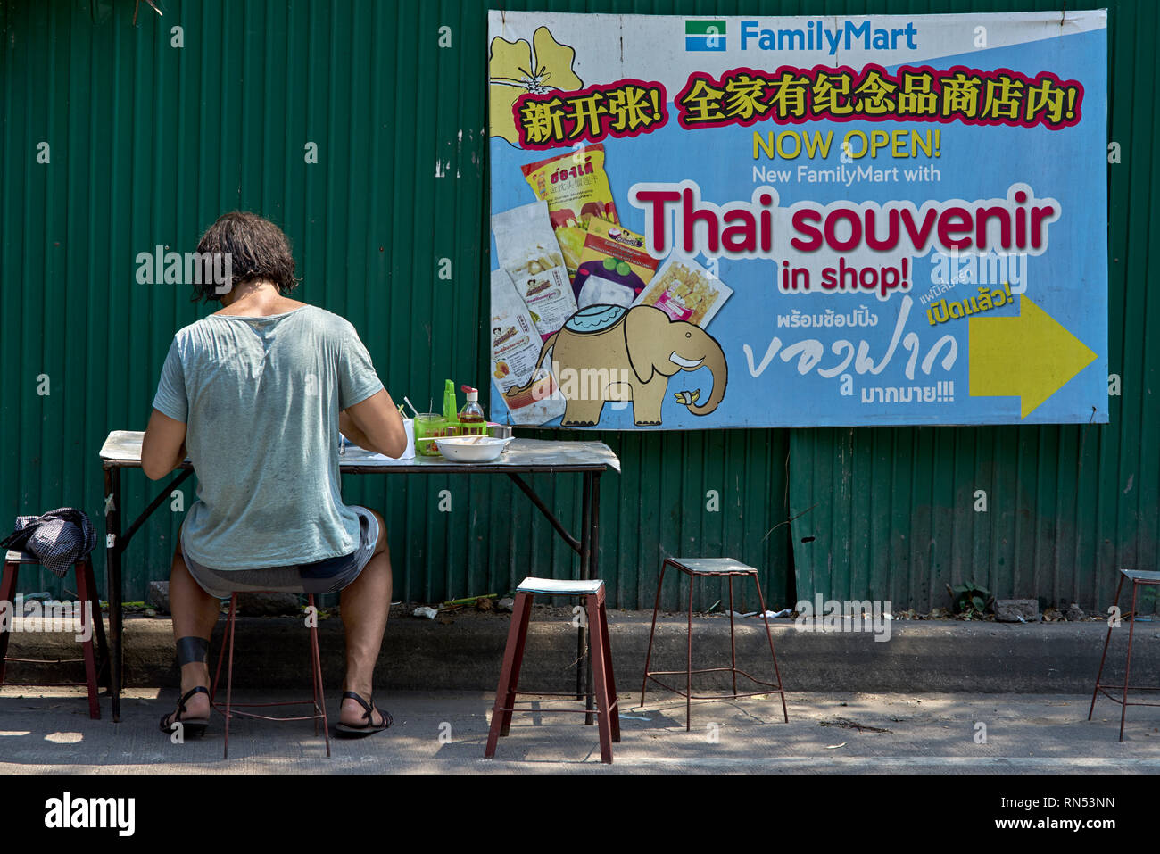 Leute essen auf der Straße. Thailand Street Food. Südostasien Stockfoto