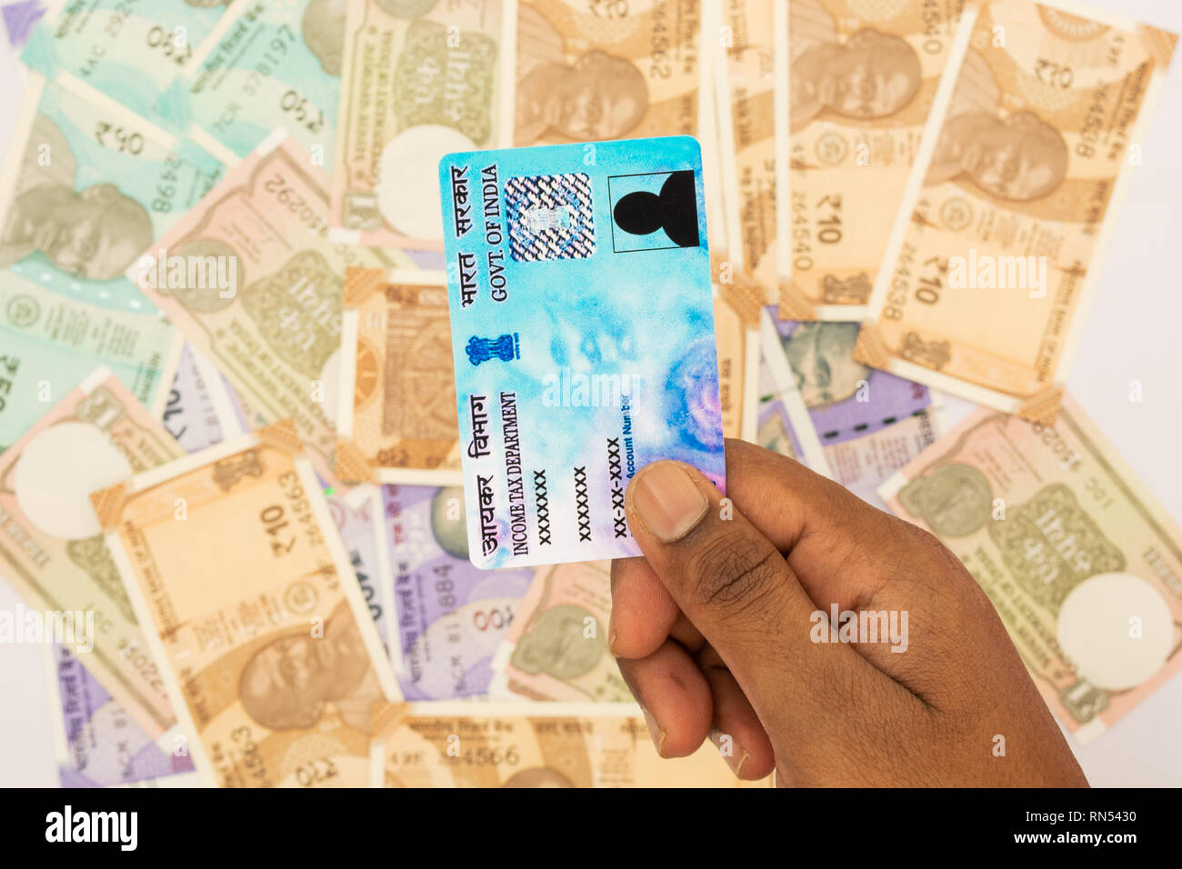 Person, die PAN-Karte des Stapels der Indischen neue Währung fest. Stockfoto