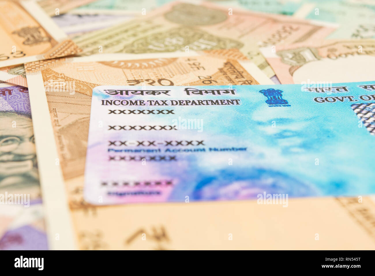 Nahaufnahme des PAN-Karte mit der indischen Währung. Stockfoto