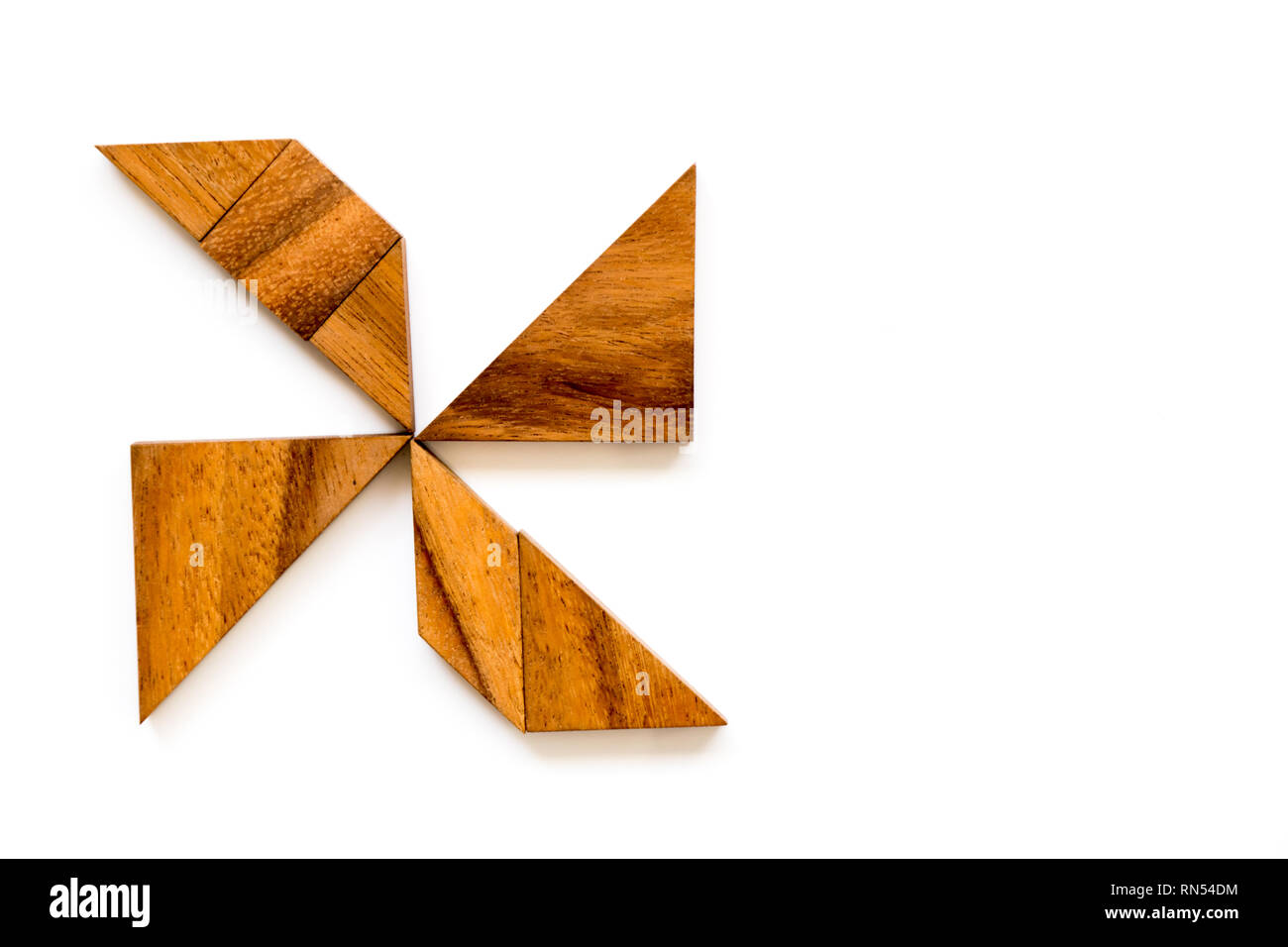 Holz tangram Puzzle in Form der Turbine auf weißem Hintergrund Stockfoto