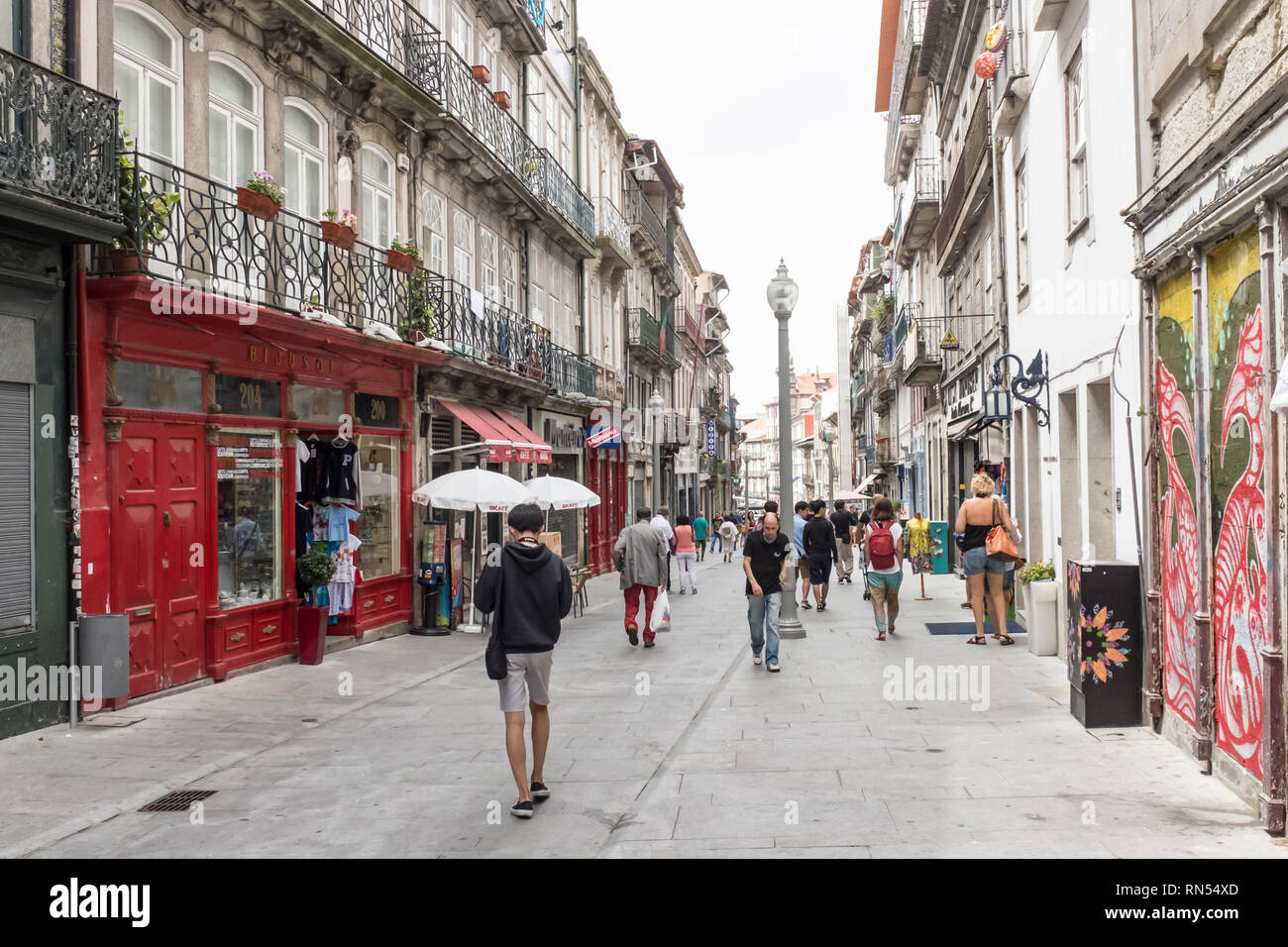 Menschen zu Fuß nach unten Rua das Flores (Flores Straße) in Porto, Portugal Stockfoto