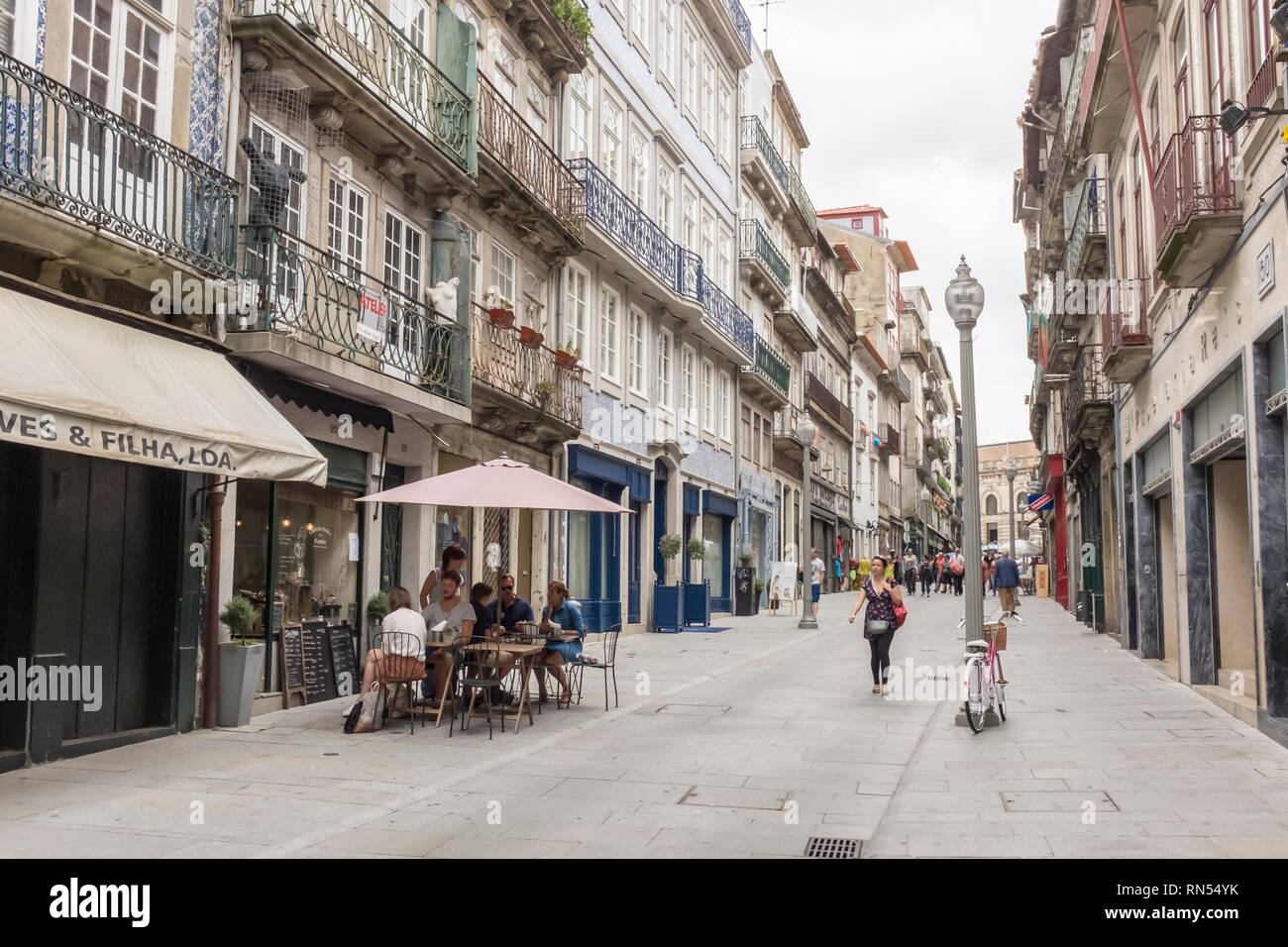Menschen zu Fuß nach unten Rua das Flores (Flores Straße) in Porto, Portugal Stockfoto