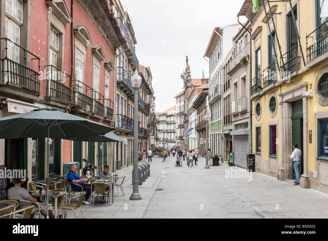 Menschen zu Fuß nach unten Rua das Flores (Flores Straße) in Porto, Portugal Stockfoto