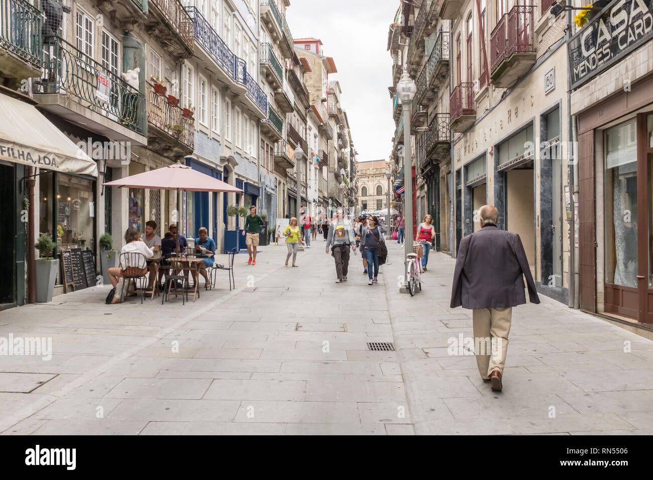 Menschen zu Fuß nach unten Rua das Flores (Flores Straße) in Porto, Portugal Stockfoto