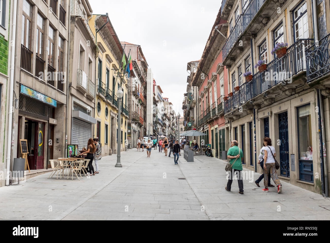 Menschen zu Fuß nach unten Rua das Flores (Flores Straße) in Porto, Portugal Stockfoto