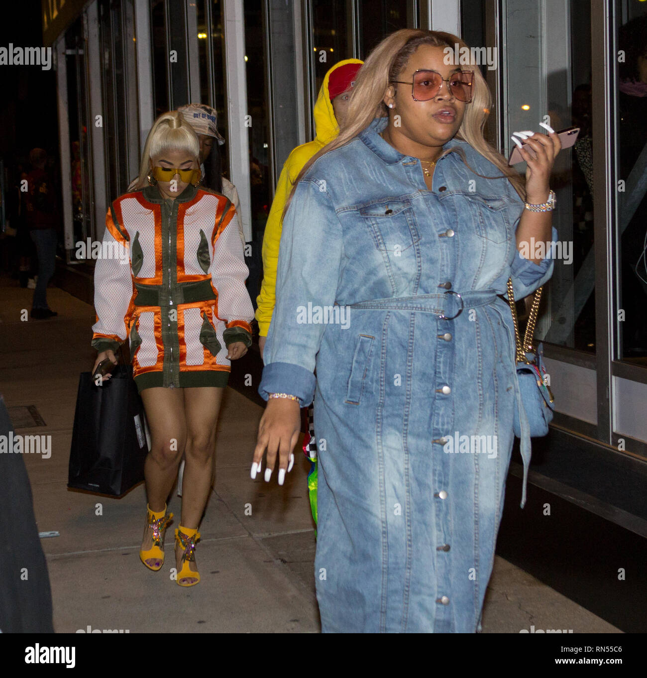 New York, USA. 8. Februar, 2019. Social media/TV-Persönlichkeit Hennessy Carolina Almánzar, jüngere Schwester von rapper Cardigan B, wandern in die Jeremy Scott Herbst-Winter 2019 Show im Frühjahr Studios am 8. Februar, Tag 3 der New York Fashion Week Herbst-Winter 2019. Einer von uns wöchentlich zu den stilvollen New Yorker 2018, Hennessy sported einen blonden Pferdeschwanz, lila Nagellack, und gelben Farbtönen Gelb riemchen Fersen zu entsprechen. Früher auf VH1 Liebe & Hip Hop New York und MTV's Die Herausforderung: Champs gegen Sterne, sie ging mit dem Kopf nach unten zu einer Gruppe von drei anderen Personen. Kay Howell/Alamy leben Nachrichten Stockfoto
