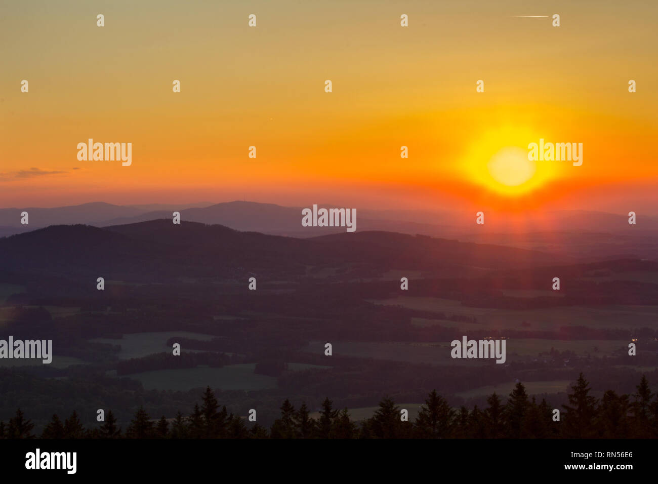 Sonnenuntergang auf den Hügeln von kravi Berge, Tschechische Landschaft Stockfoto