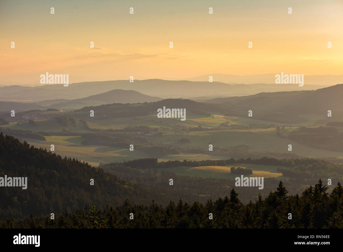 Schönen Sonnenuntergang auf Wald und Bäume aus kravi Berge, Tschechische Landschaft Stockfoto