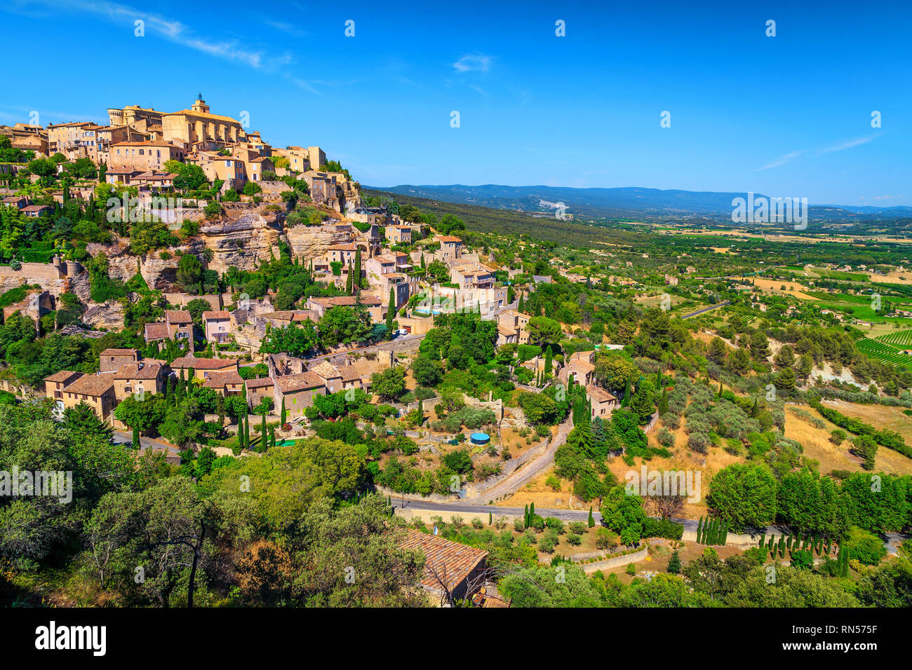 Berühmte romantische Mittelalterliches Dorf in der Nähe von Avignon. Wunderschöne, touristisches Dorf mit traditionellen mediterranen Landhausstil Häuser auf der Spitze des Hügels, Stockfoto