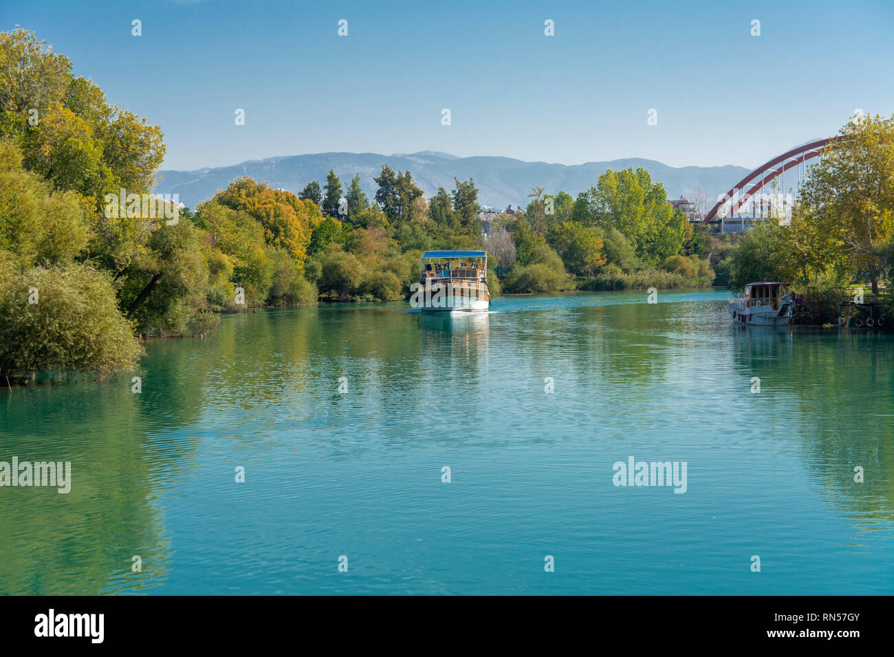 Weiß mit dem Schnellboot auf dem Hintergrund der Küste und blauer Himmel. Fotos des Schiffes vom Meer. Das Konzept der Sommer Ferien, Sport, Tourismus Stockfoto
