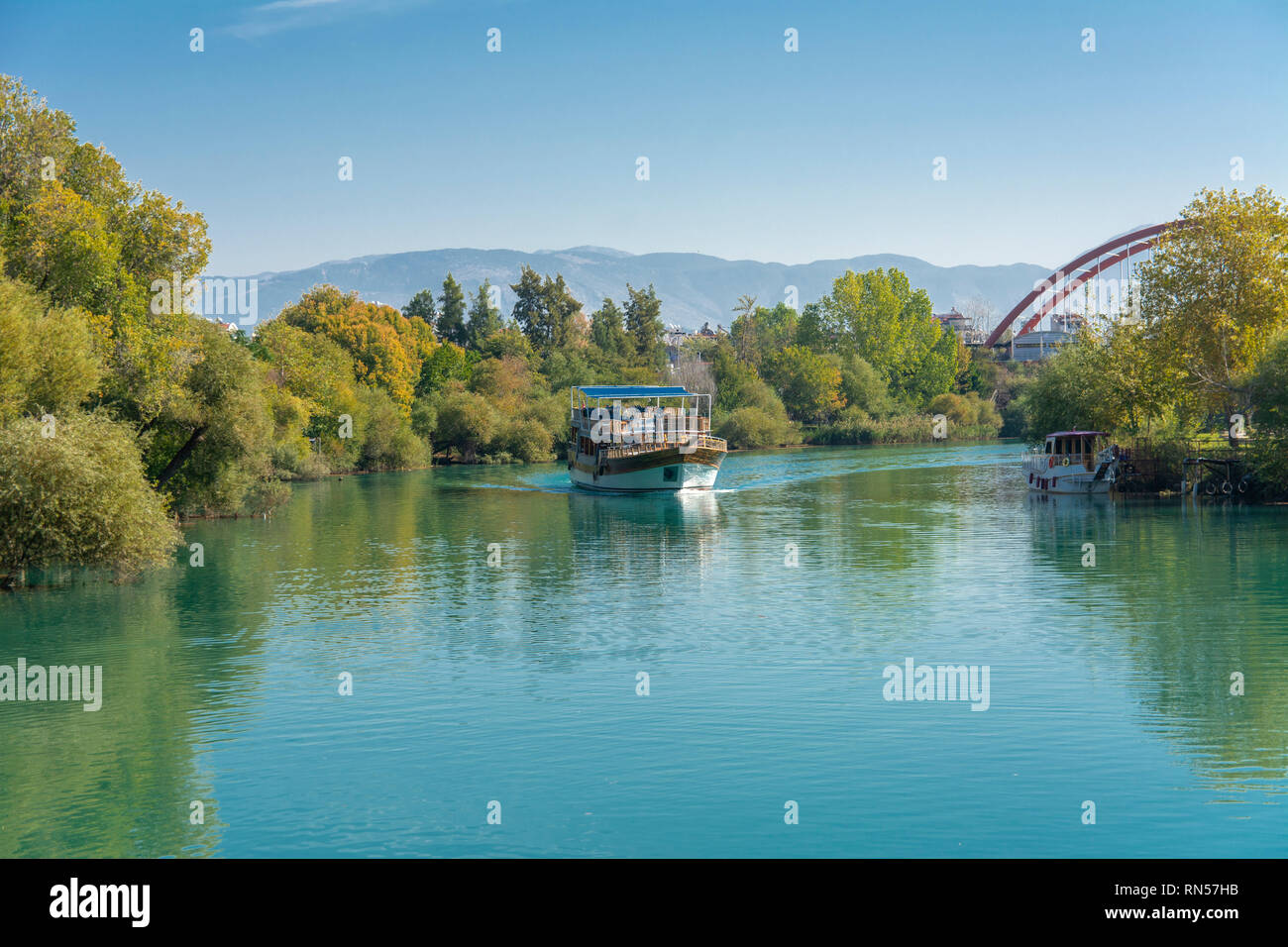 Weiß mit dem Schnellboot auf dem Hintergrund der Küste und blauer Himmel. Fotos des Schiffes vom Meer. Das Konzept der Sommer Ferien, Sport, Tourismus Stockfoto